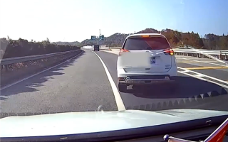 高速上随意变道停车害后方两车追尾：无接触司机也需负全责！