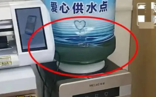 保安报警举报营业厅从厕所接水给客户喝 水已经发绿发臭！