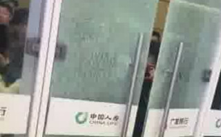 杭州南站拥挤有人破门自救 官方回应来了！