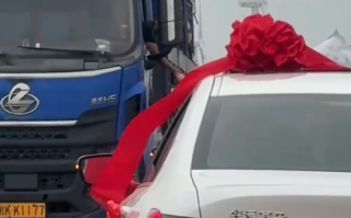 货车司机让行婚车 新郎探窗递烟致谢！