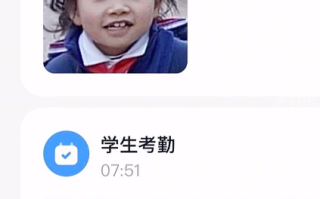 小女孩上学放学考勤照判若两人：心情全写到脸上了！