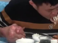 男子爱喝啤酒吃海鲜 患痛风双手变形已无法工作！