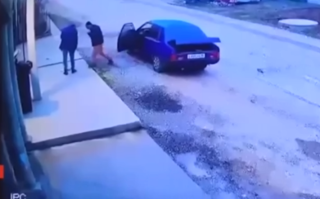 俄罗斯男子往下水道扔烟头炸死自己：小心多种可燃易爆气体!