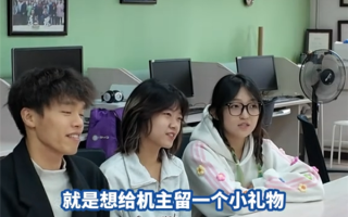 女生找回手机后发现相册多了段视频 全网寻找的4位大学生找到了：想给机主留一个小礼物！