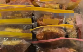 男子出差前给女友备1个月饭菜 背后真相是什么！
