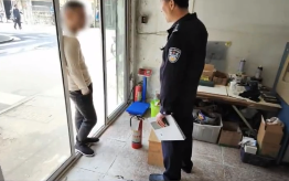 男子要求每天加夜班工资要现金 民警察觉不对劲！