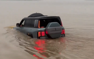 号称全网首台 男子开仰望U8下湘江：游了一圈重新上岸!