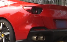 400万买的法拉利漏雨 4S店：行驶中不漏水不正常 所有车都这样！