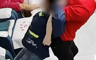 按摩师给顾客开背被“过肩摔” 网友：我担心的事情终于发生了！