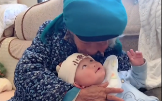 93岁太奶奶和不足1岁宝宝同框 萌化了网友的心！