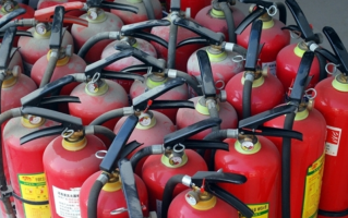 央视315晚会曝光非标灭火器！商家直言：它100%灭不了火 越灭火越大!