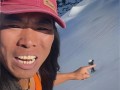硬核博主只穿背心爬雪山：在海拔6000米处发现雪莲花 ！