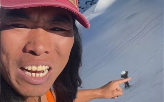 硬核博主只穿背心爬雪山：在海拔6000米处发现雪莲花 ！