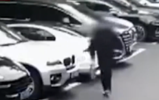 男子用锁车干扰器盗走2瓶茅台 车主摁了锁车键也没用！