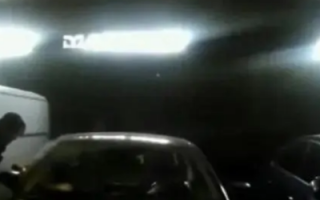 爸爸抽烟把3岁娃忘车里直接回家 热心代驾小哥果断报警！