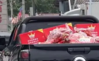 女生结婚收到一车辣条随礼 网友调侃：这是随礼还是来上菜了？