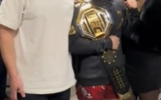 卫冕UFC女子草量级冠军！张伟丽赛后与扎克伯格聊天合影！