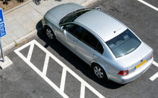 路边停车未缴费 车门把手被挂密码锁！收费平台回应 ！