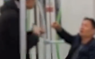 男子与大爷起争执秒变“地铁拳王” 网友：大爷是怎么忍住不笑的？