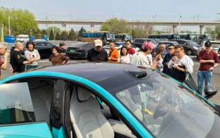 小米SU7被老外围观：羡慕中国全是电动车 惊叹中国之繁华!