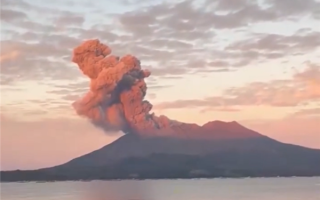 今年已喷40多次 日本樱岛火山再喷发：灰柱高达3400米！