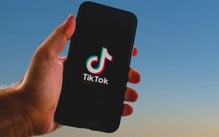 TikTok成为全球首个自动标记AI生成内容的社交媒体平台！