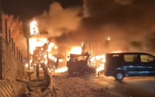 灾难电影场景！日本50多辆车连环撞 现场火光冲天 ！