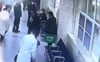 下夜班医生多看一眼4分钟救下心梗老人 目前已脱离生命危险！