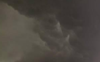 广州暴雨白天秒变黑夜 600公里罕见的超长飑线！