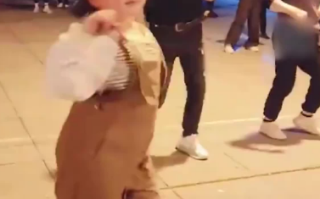 9岁女孩跳广场舞3年会跳300多首歌成领队 网友:这能力可以进国家队了吧!