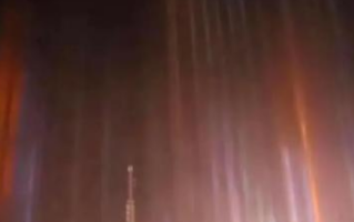 神奇且罕见！呼伦贝尔现“寒夜灯柱”现象 一束束光柱直冲苍穹！