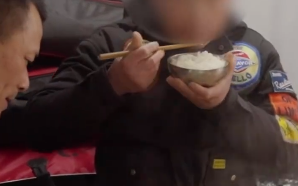 洗车行夫妻收留智障孤儿16年还帮其成了家 网友：好人一生平安！