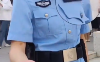 考生排队与警号985、211民警击掌 手都拍红了 寓意着“红红火火”!