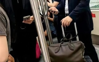 网友机场摆渡车偶遇余承东、何刚：自己拿行李箱 专注看手机！