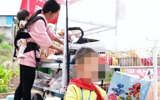 伟大母爱！95后宝妈背着还没断奶的孩子摆摊为大儿子攒钱做手术！