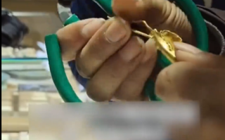 男子2万买金镯发现内藏2根金丝：店家已承认是配重!