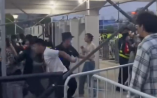 演唱会黄牛煽动粉丝冲卡被行拘 当场查获邓紫棋演唱会门票54张！