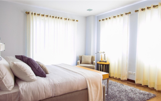 医生不建议直接穿外裤坐卧在床上：容易引发皮肤瘙痒过敏 ！