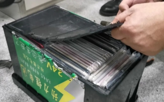 女子坐电动轮椅入境 电池箱重达47斤 拆开大吃一惊！