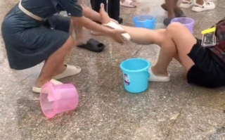 云南泼水节现场到处都在拔拖鞋：一个滑铲 拖鞋直接变护膝！