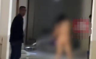 警方通报女子一丝不挂大闹男生宿舍：校外人员 有精神病性障碍治疗史！