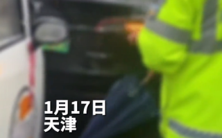 大妈驾驶老头乐追尾特斯拉 谎称车主倒车引发事故：已处理完毕双方无异议！