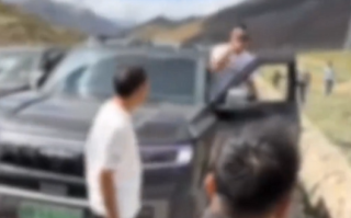 男子川藏线逆行致拥堵3小时 自称就喜欢当网红！