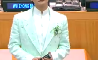 周深在联合国总部献唱最新作品《和平颂》现场有观众泪湿眼眶！