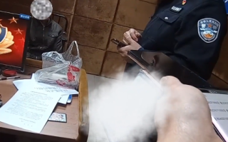 男子疯狂闯红灯89次 被记549分 网友：我高考都没这么多分！