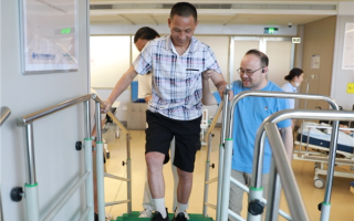 脑机接口大突破！中国61岁完全截瘫男子站起来了！