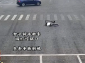 女子骑电动滑板车摔倒在路口 爬起继续闯红灯 结果鬼探头被撞 ！