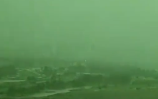 狂风暴雨袭击 迪拜天空一秒变绿 全国航班大面积延误！