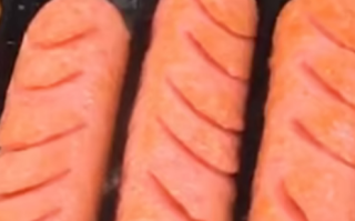 淀粉肠你伤了小孩哥的心 淀粉肠摊主一晚0收入！