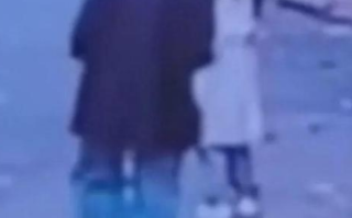 两女孩小区内玩耍遭陌生老太踢打 老太女儿称其年迈导致智力存在问题 网友热议！